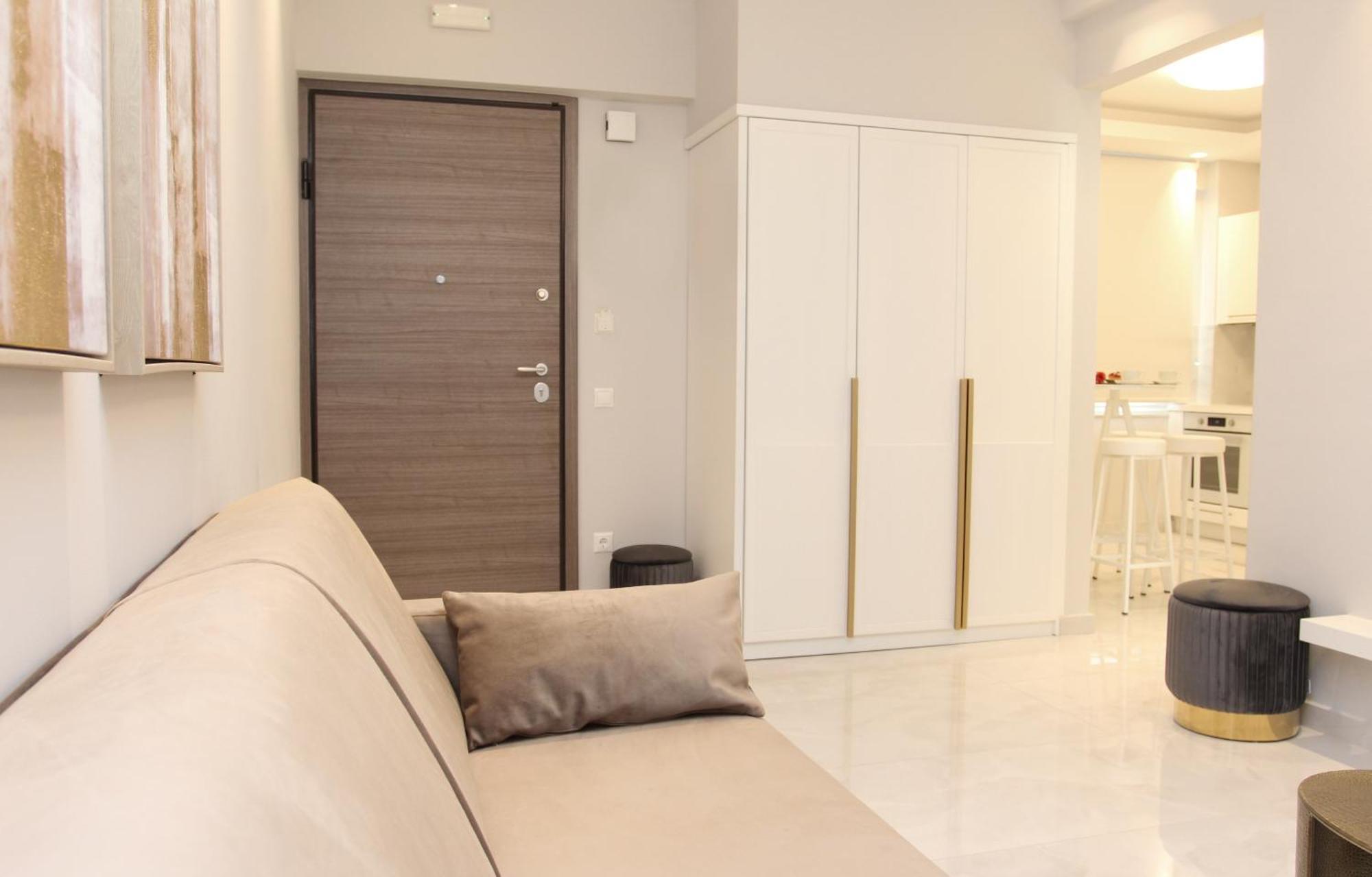 Metropolis Luxury Living Apartment
